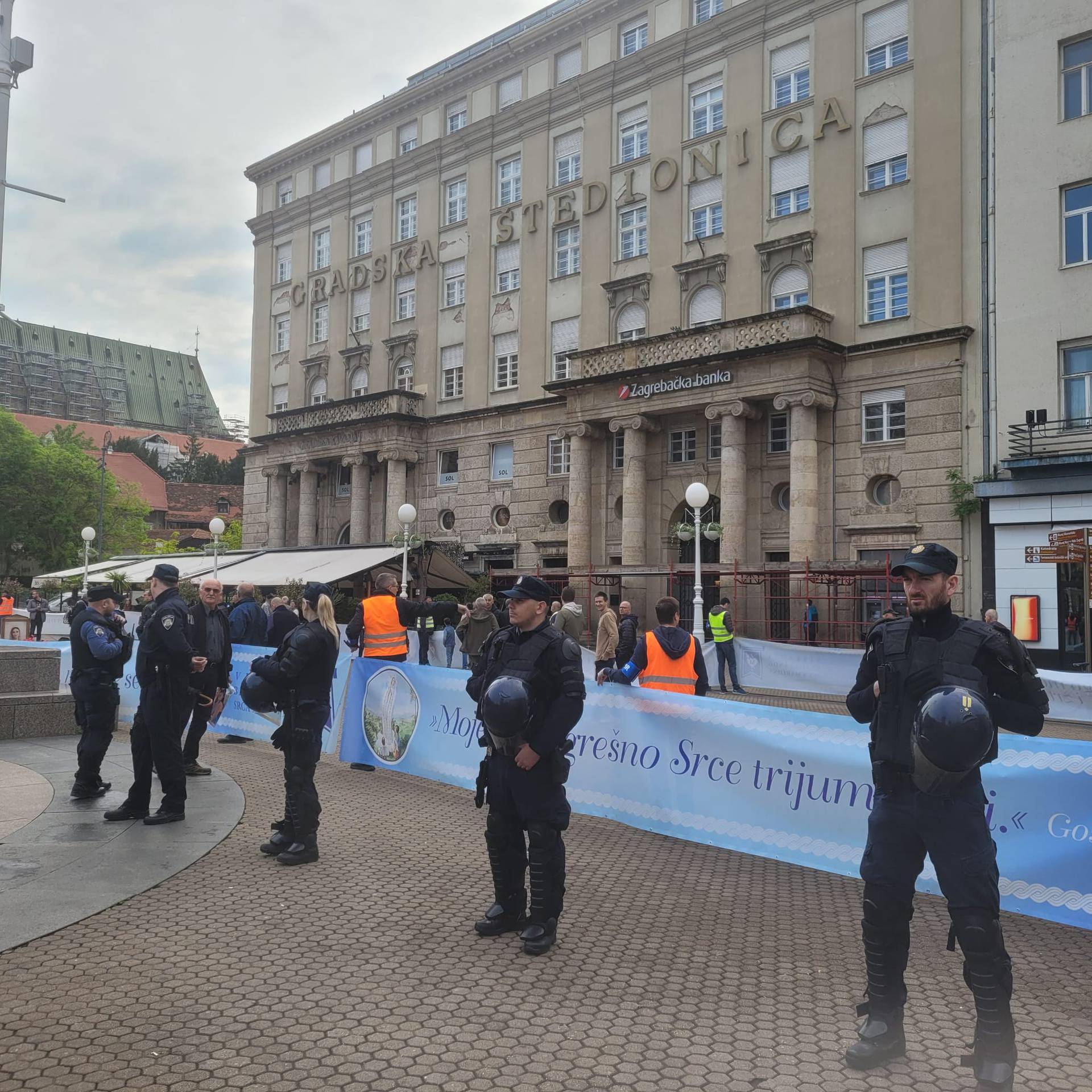 Molitelji opet na trgovima: Klečali za muževnost, do njih protuprosvjednici vježbali jogu