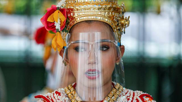 Novo normalno - viziri na licu: Plesačice se vratile u Bangkoku