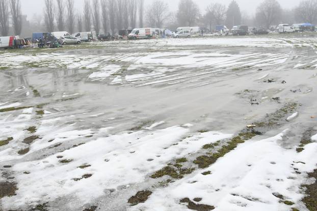 Koprivnica: Zimski uvjeti smanjili broj prodavača na koprivničkom buvljaku