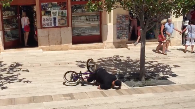 Htio ispasti cool: Pao s bicikla i rasuo se po podu kao kruška