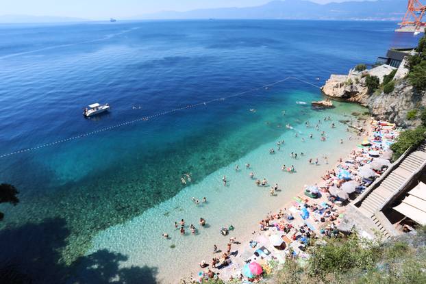Rijeka: Kupači na gradskoj plaži Sablićevo