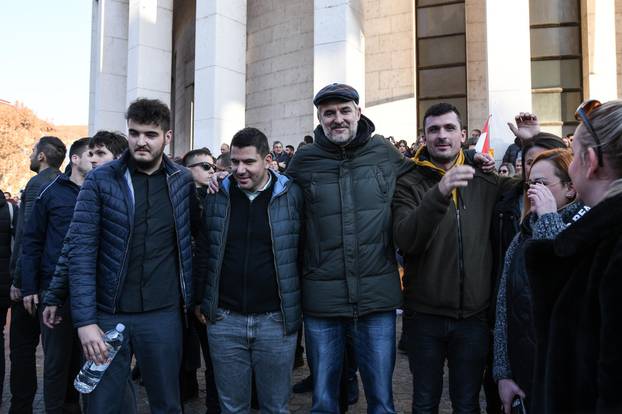 Zagreb: Političari uz prosvjednike protiv COVID potvrda na Trgu žrtava fašizma