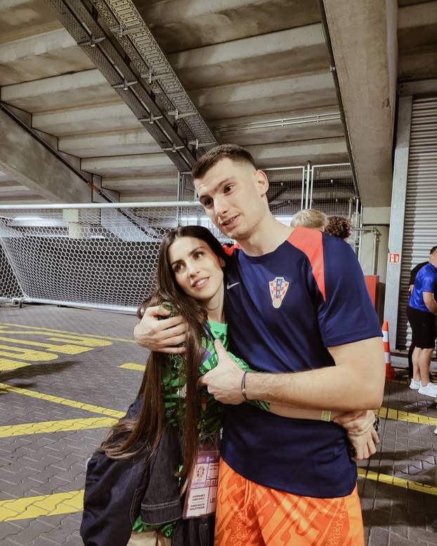 FOTO Bivša klizačica osvojila je Livakovića. Skrivala je trbuh na utakmici, sad su dobili prinovu