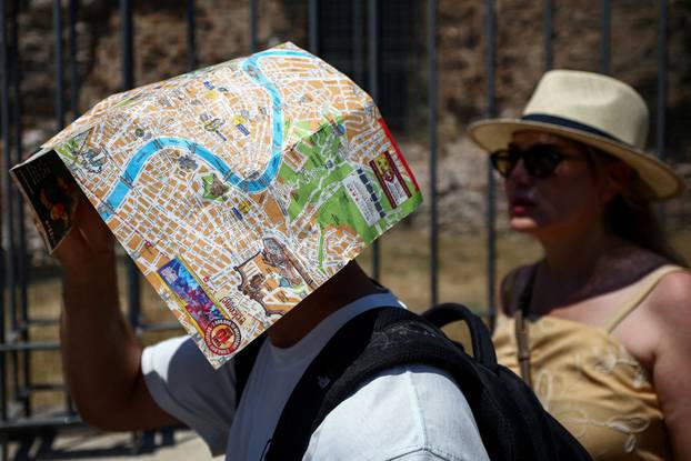 Heatwave grips Rome as tourists seek relief