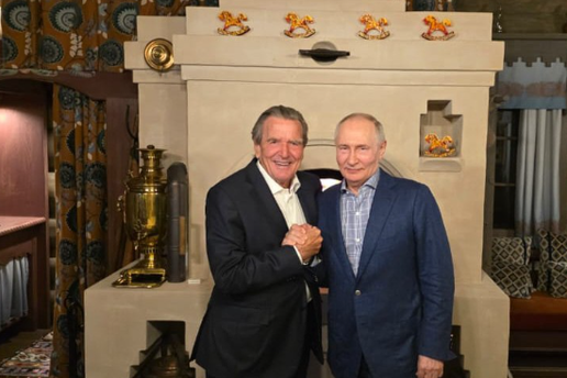 Putin proslavio ro&dstrok;endan sa starim prijateljem iz Njema&ccaron;ke: Slikali su se uz rusku pe&cacute;