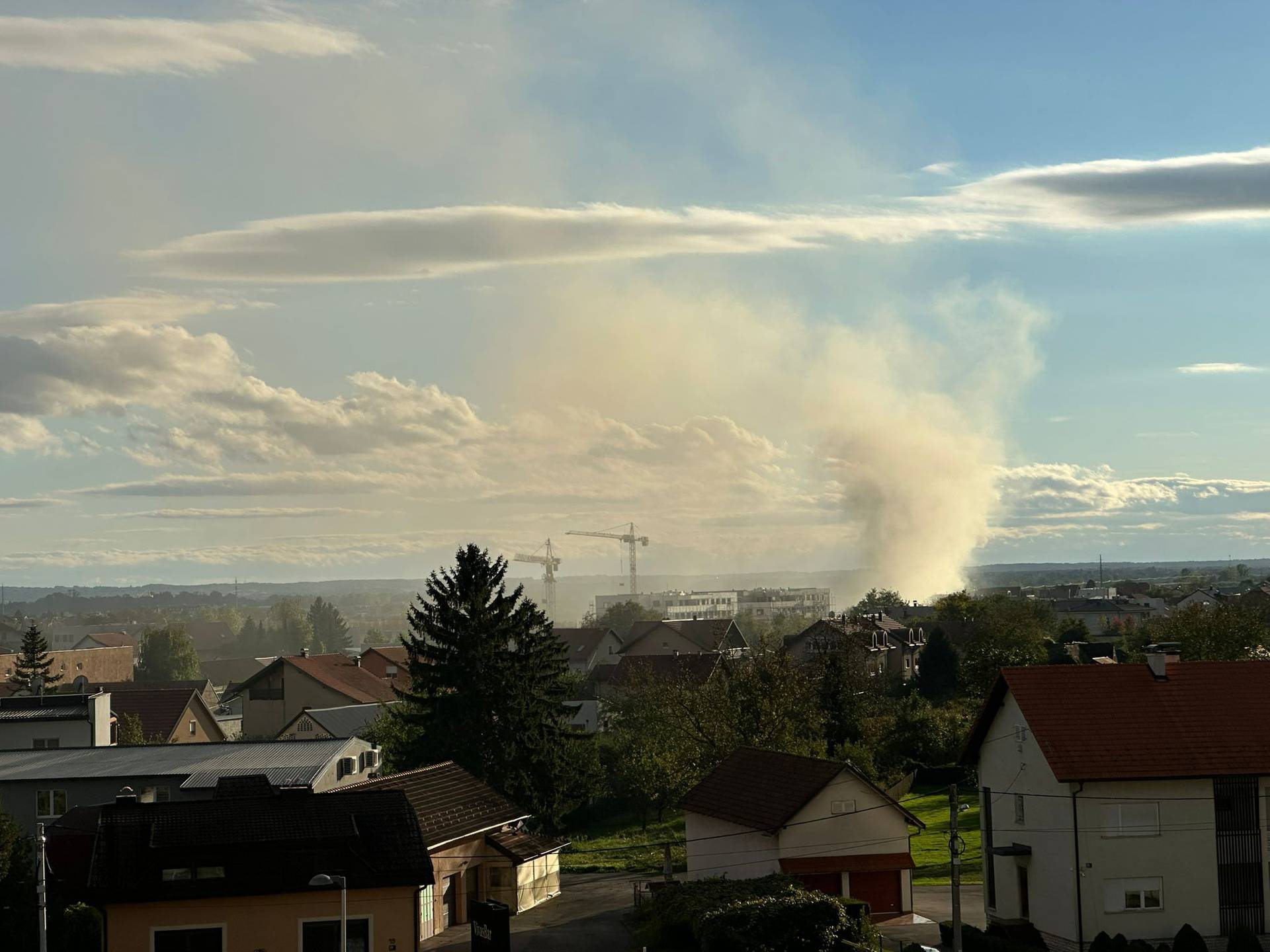 Gusti dim iznad Novog Zagreba: Planula kuća u naselju Blato