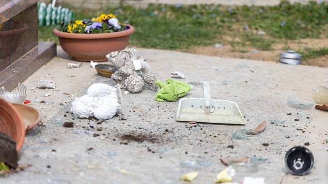 Erdut: Vandali uništili grobove na katoličkom groblju