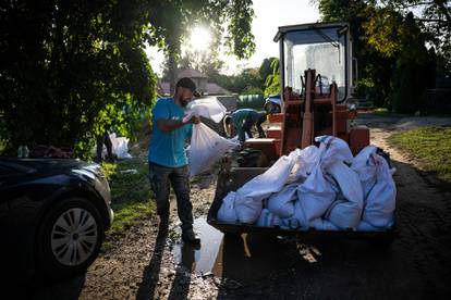 FOTO Mađarska čeka poplavu: Mlade jahačice su odvele konje na sigurno pa malo vježbale...