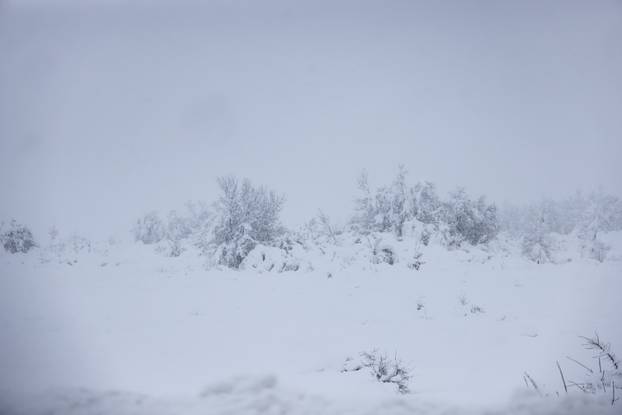 Gospić: Zbog gustog snijega otežani uvjeti vožnje na autocesti