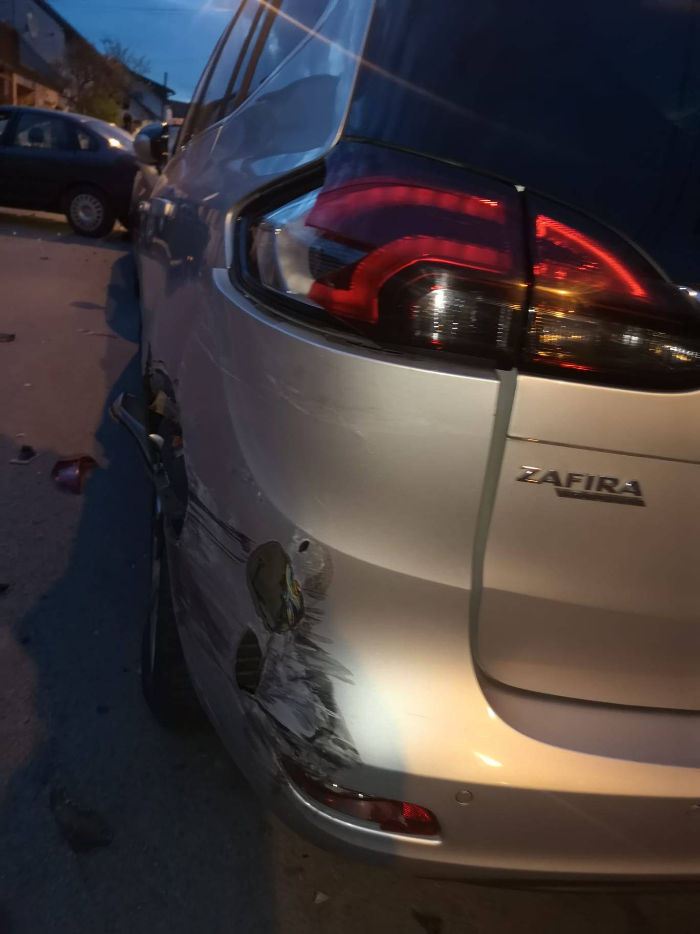 VIDEO Lom u Dubravi: Vozač razbio nekoliko parkiranih auta, napravio kaos pa bježao policiji