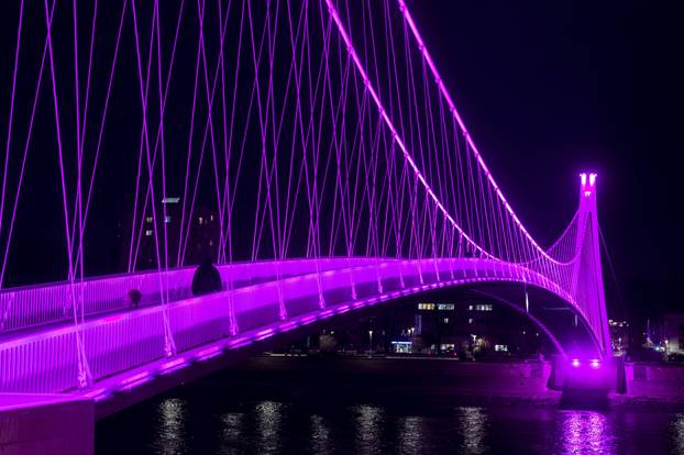 Osijek: Povodom međunarodnog dana epilepsije, pješaćki most u Osijeku osvijetljen u ljubičasto.