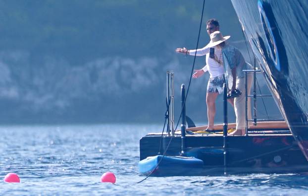 Lastovo: Poznati na jahti Jeffa Bezosa zabavljali se na palubi i u moru