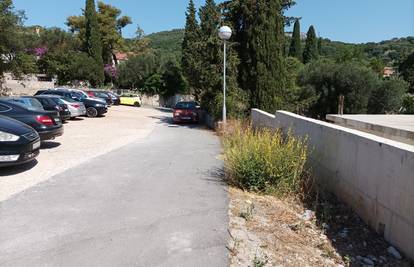 Dobili uvjetnu zbog 39 € štete na BMW-u kod Dubrovnika: 'Sin u kolicima nije mogao proći'