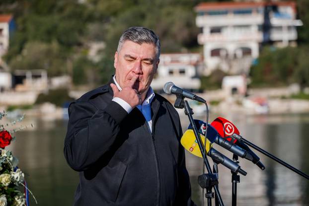 Drvenik Veli: Predsjednik Zoran Milanović položio je vjenac na spomen obilježju “Majka Domovina”