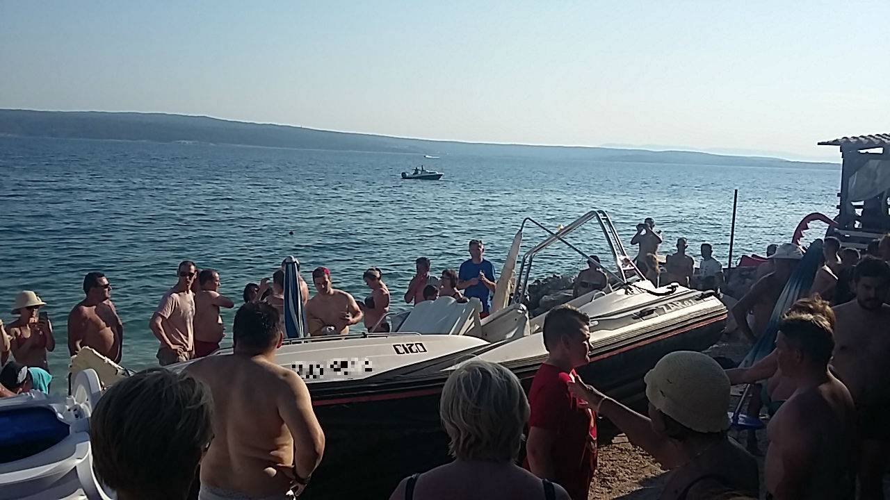 Nesreća: Gliser udario u brod i 'uletio' na plažu među kupače