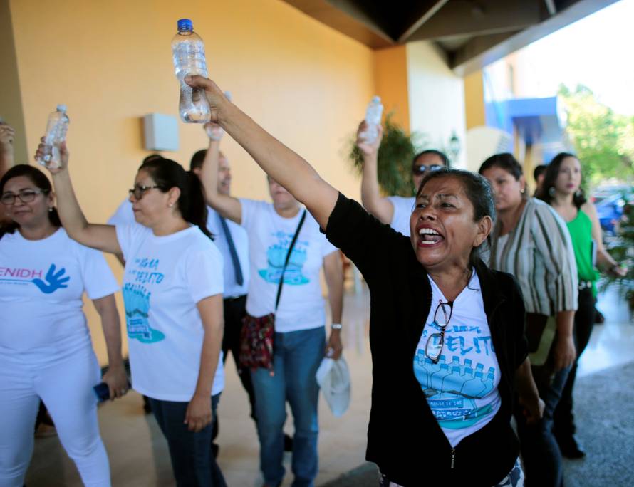 Majke koje su štrajkale glađu u crkvi prevezli su  u bolnicu
