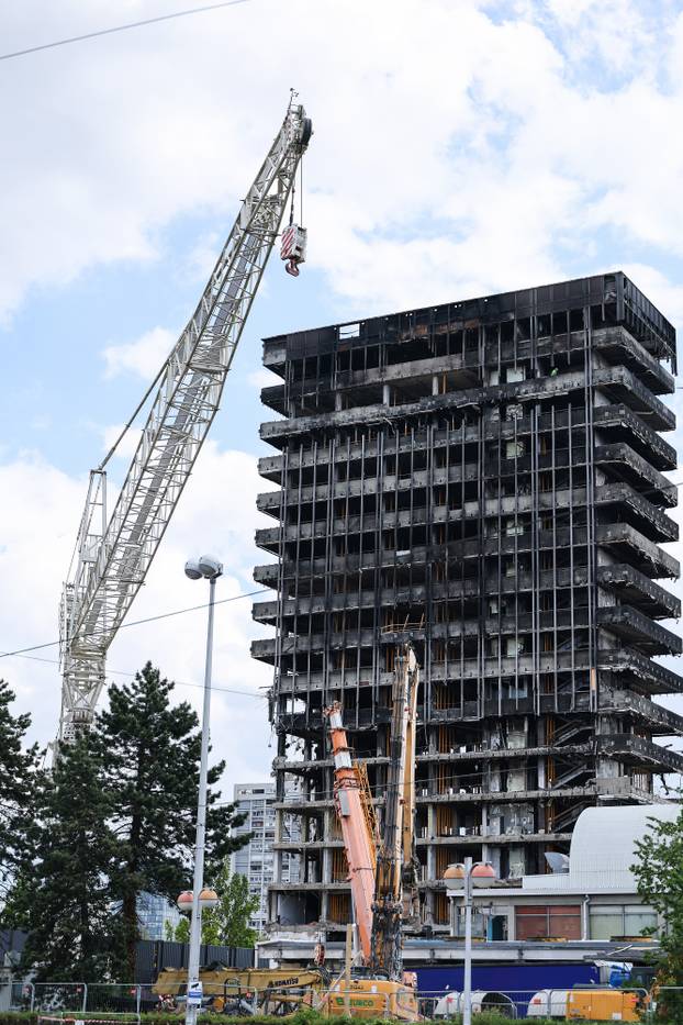 Zagreb: Kod Vjesnikovog nebodera počela je montaža velikog krana dizalice