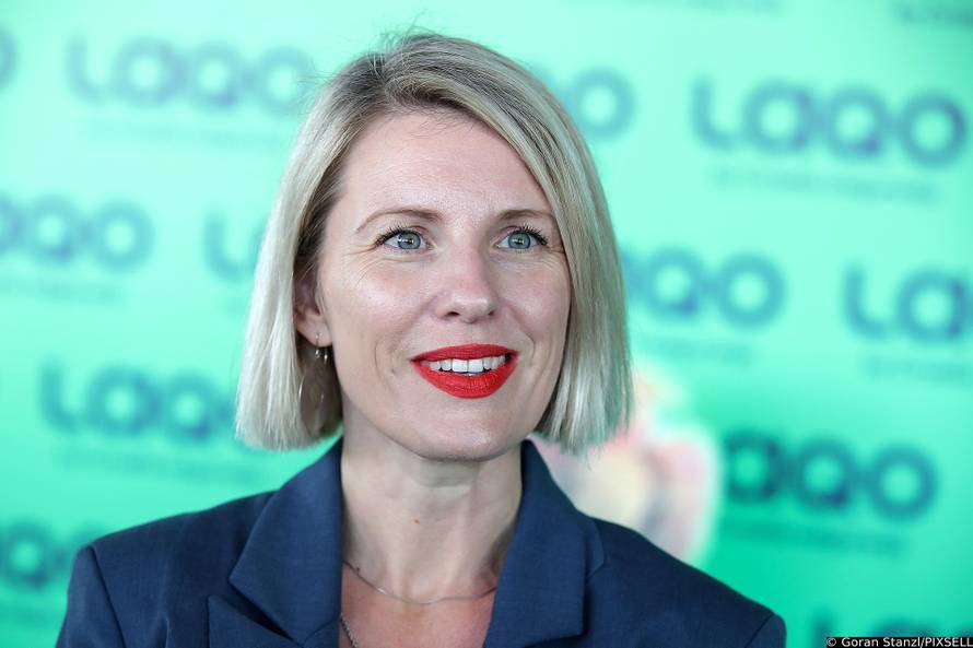 Tko je glazbenica sa fotografije? Objavile je slike iz mladih dana i emotivnu poruku: Budi sretna!