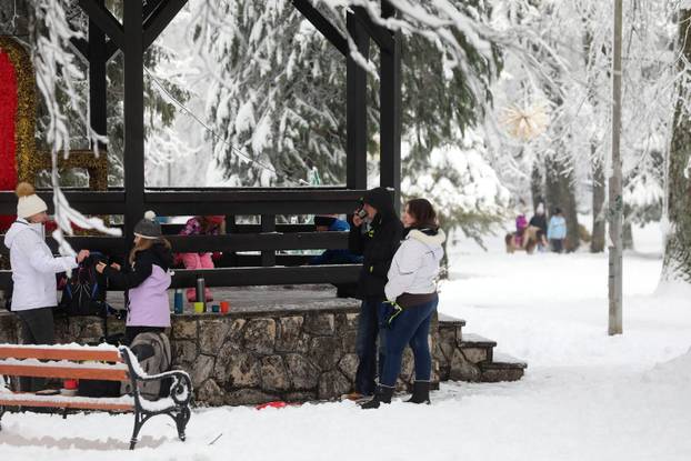 Delnice: Mnogobrojni izletnici uživaju u snijegu u Gorskom kotaru.