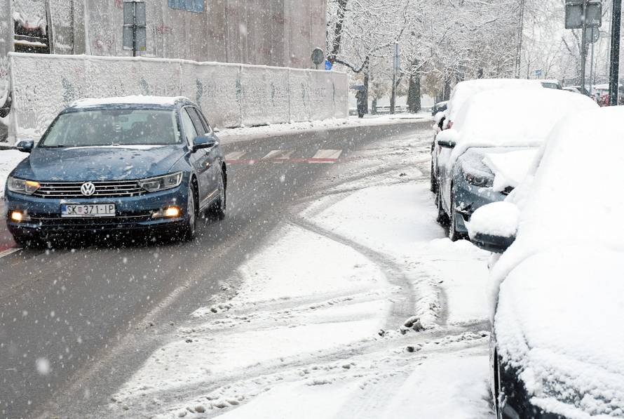 Sisak: Snijeg koji pada cijelo prijepodne zabijelio grad
