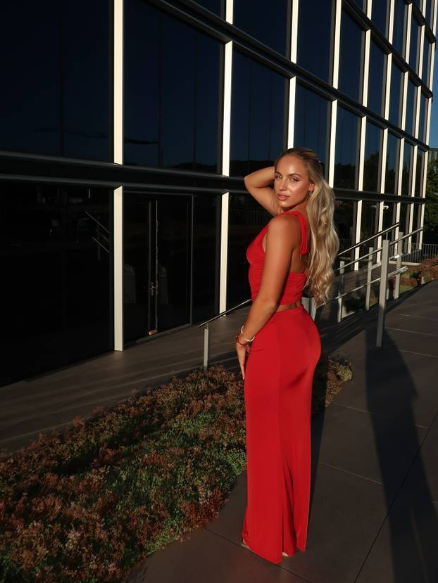 FOTO Kratka haljina i zavodljivi pogled. Ovako je najljepša nogometašica uplovila u 2026.