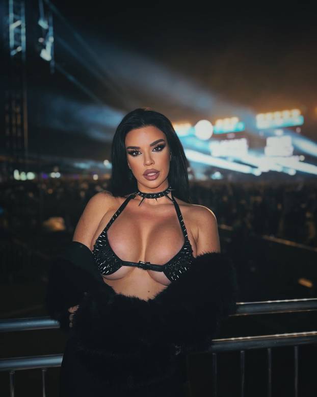 FOTO Iza naših poznatih dama još je jedna golišava godina: Prisjetimo se najvrelijih izdanja