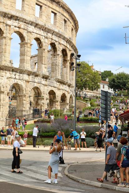 Kiša otjerala turiste s plaža u Puli, svi obilaze znamenitosti