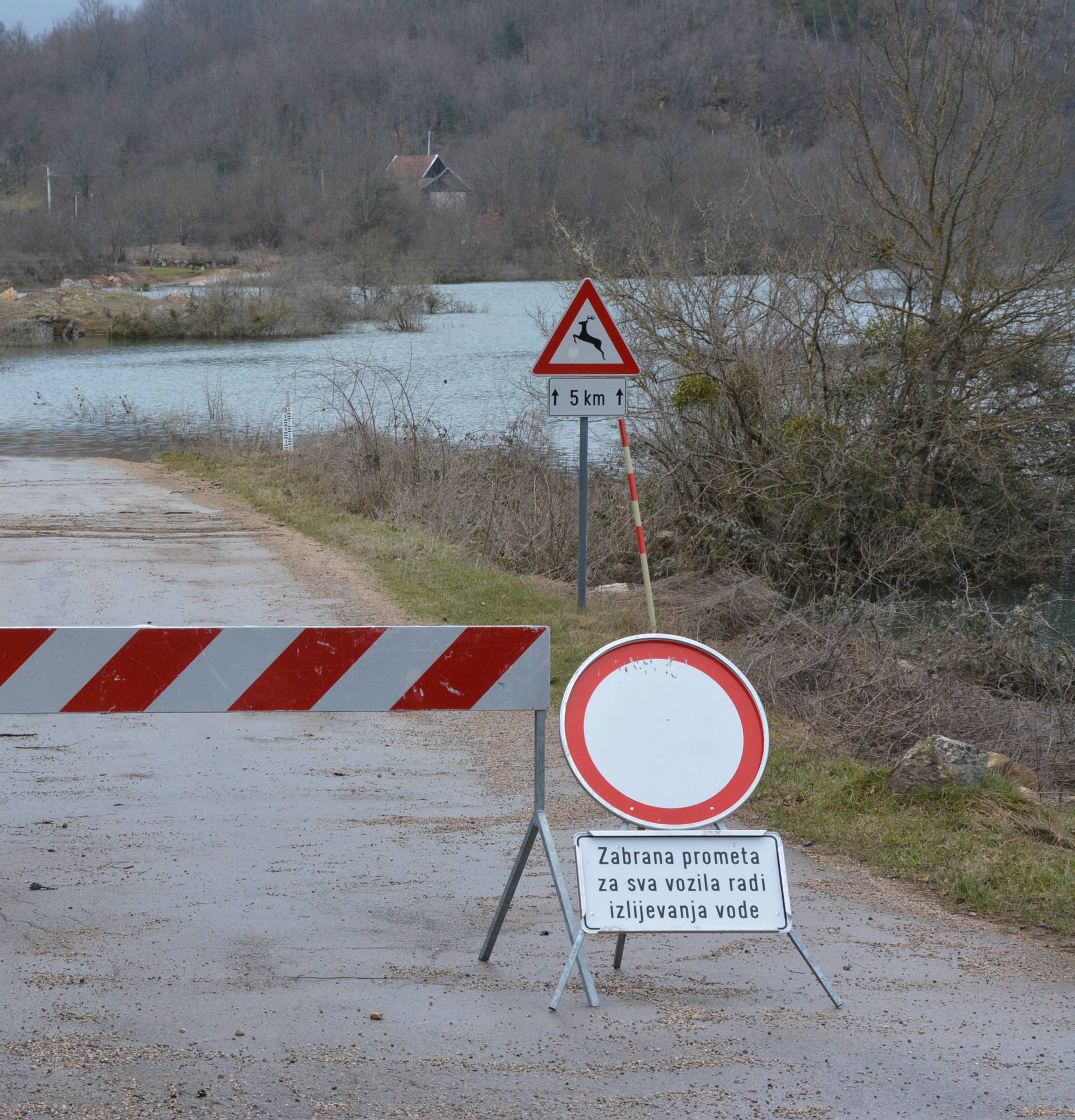 'Tužan sam, spasio sam medu i zeku, ali naša kuća je uništena'