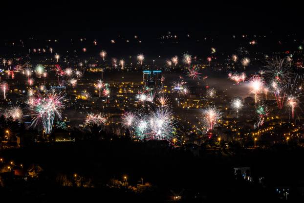 Vatromet u novogodišnjoj noći iznad Zagreba