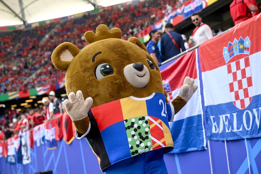 Hamburg: Navijači uoči početka utakmice Hrvatske i Albanije u 2. kolu skupine B na Europskom prvenstvu