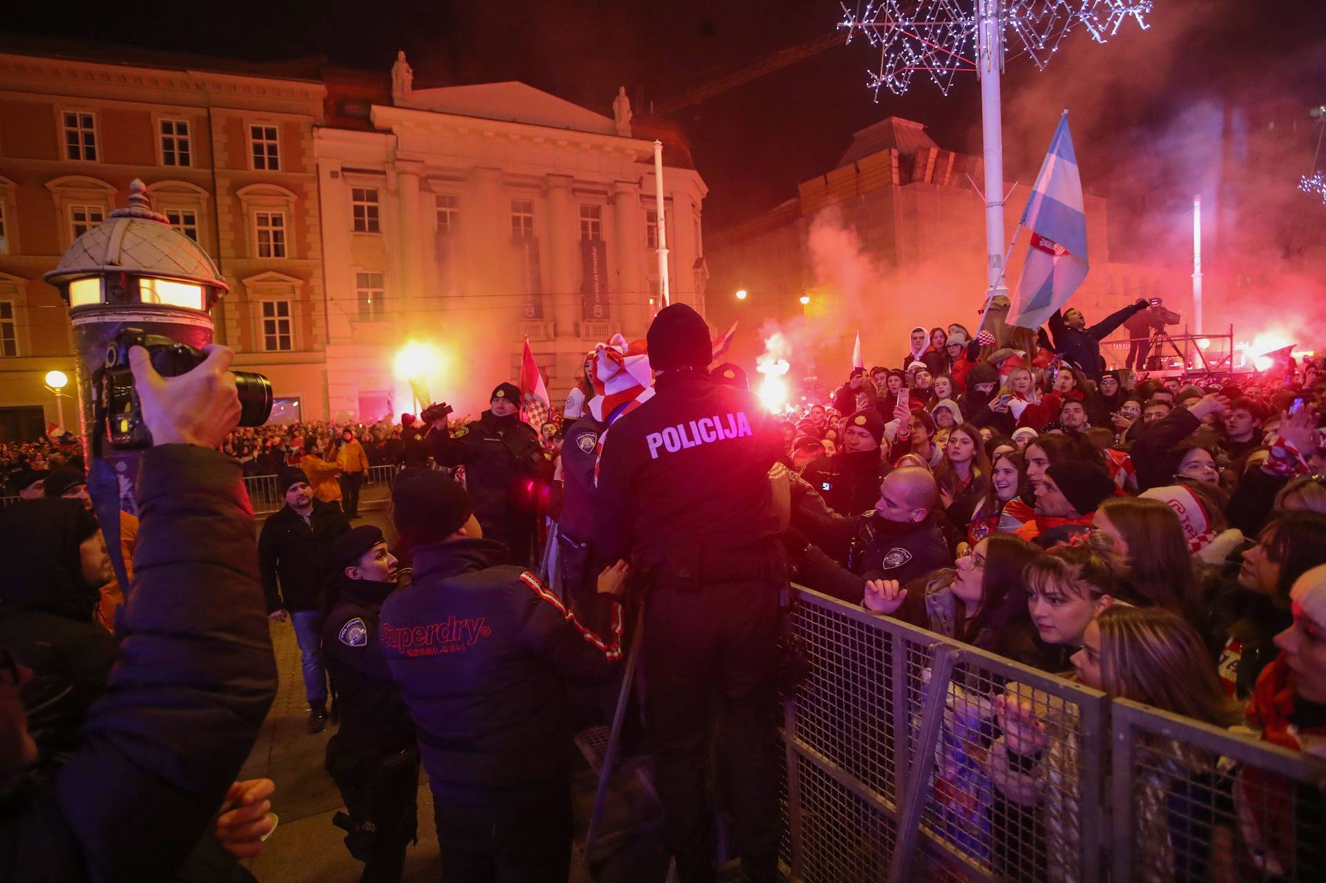 Prava ludnica vlada na Jela?i?evom trgu, Vatreni krenuli prema Trgu