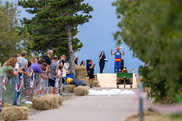 Senj: Održana 1. Senjska maškarana utrka 'Gravity race Senj 2025' podno tvrđave Nehaj