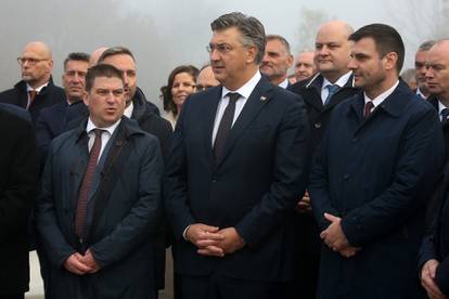 FOTO U Sisku su svečano otvorili novu cestu: Stigli Plenković, Bačić, Butković, svećenik...