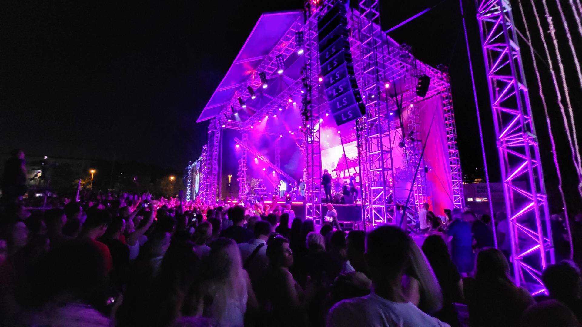 Mišo Kovač na spektakularnom koncertu raspjevao 20 tisuća ljudi: 'Najbolji ste u Hrvatskoj!'