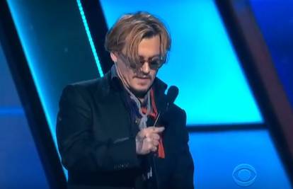 Pijani Depp je psovao tijekom govora i posrtao na pozornici