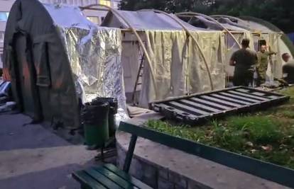 Postavljeni šatori pred bolnicom na Križinama, to su čekaonice