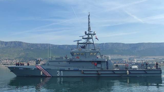 Kad ne može helikopter, može brod Obalne straže: ''Omiš'' prevezao pacijenta s Visa u Split