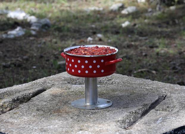 Šibenik: Na lokaciji snimanja filma "Kako je počeo rat na mom otoku" osvanula je instalacija "Pašta šuta"