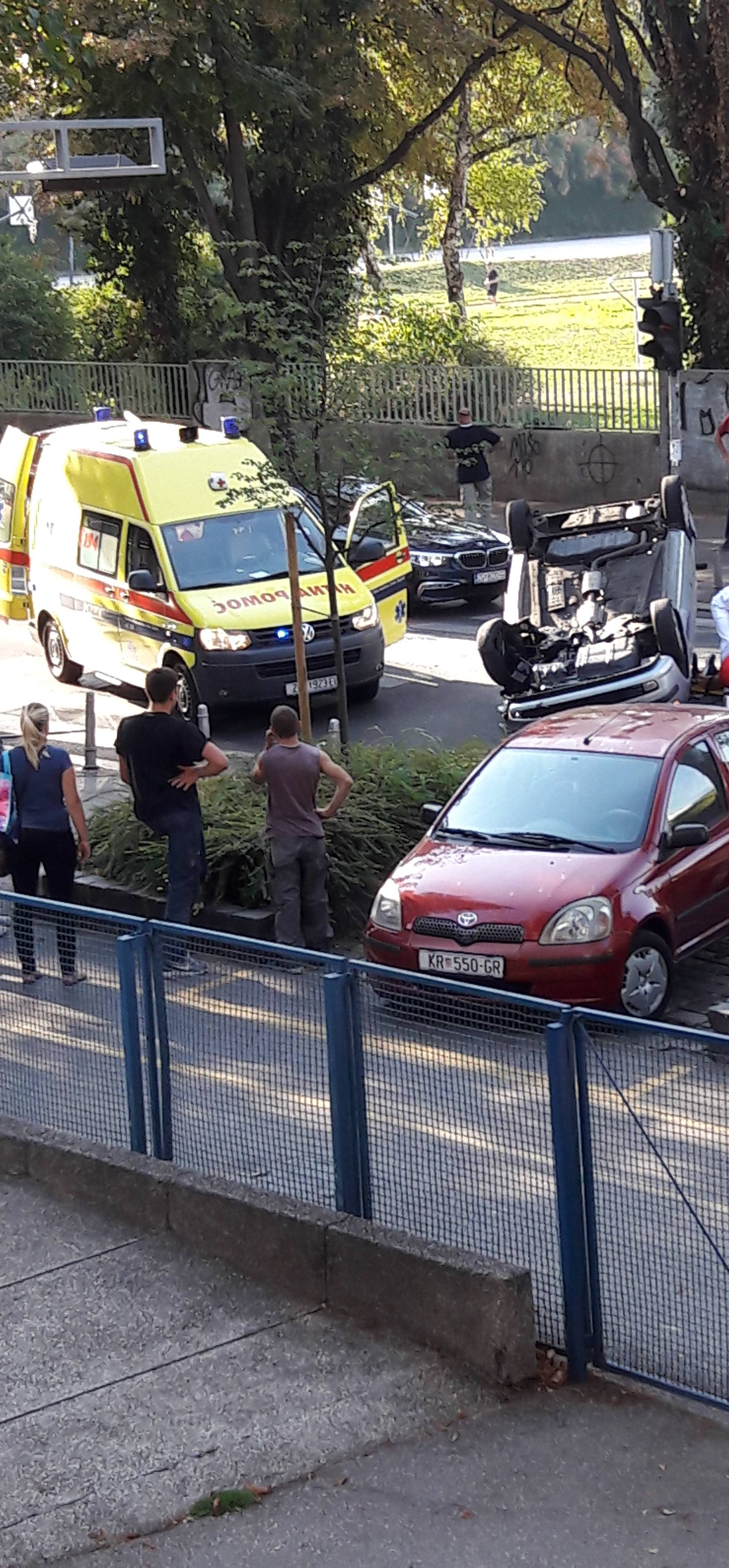 Nesreća u središtu Zagreba: Automobil završio  na krovu