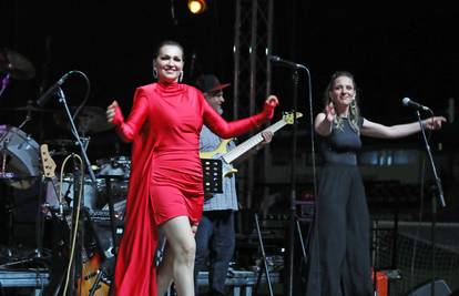 Valentinovo: Profitira i estrada, ali što sad ljubav ima s tim?