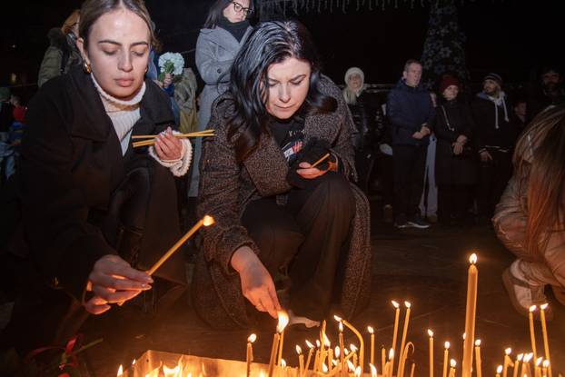 Građani Podgorice zapalili su svijeće za ubijene na Cetinju