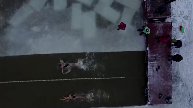 VIDEO Evo kako su hrabri Sibirci dočekali zimu kupanjem u rijeci