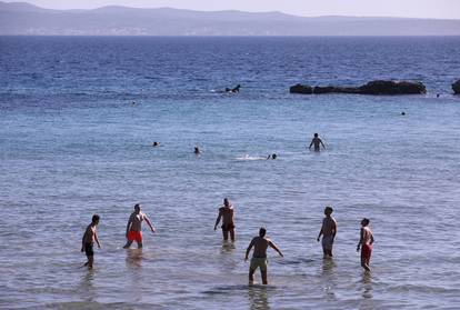 Ma kakva jesen?! Drugi je dan listopada, a plaže u Dubrovniku i Splitu nakrcane su kupačima