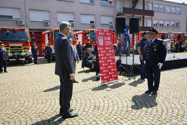 Zagreb: Svečana primopredaja vatrogasnih vozila