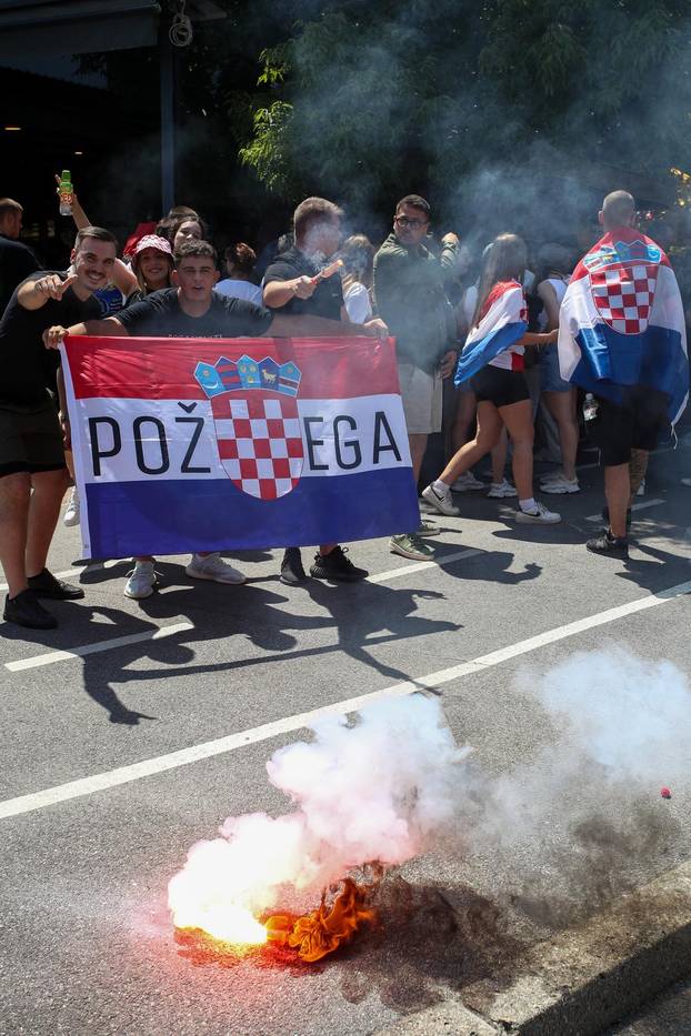 Zagreb: Zapaljene baklje u fan zoni na Bundeku uoči Thompsonovog koncerta 