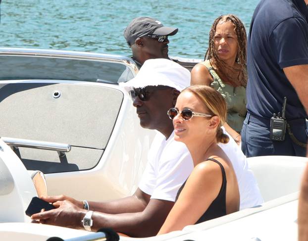 Šibenik: Proslavljeni košarkaš Michael Jordan sa suprugom i društvom u Skradinu