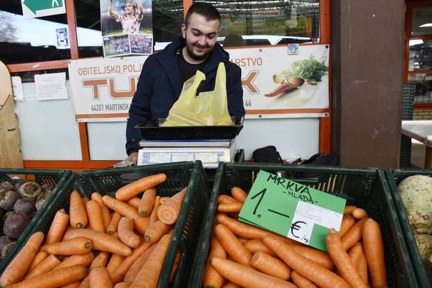 Sisak: Prodavači na tržnici istaknuli su cijene u eurima