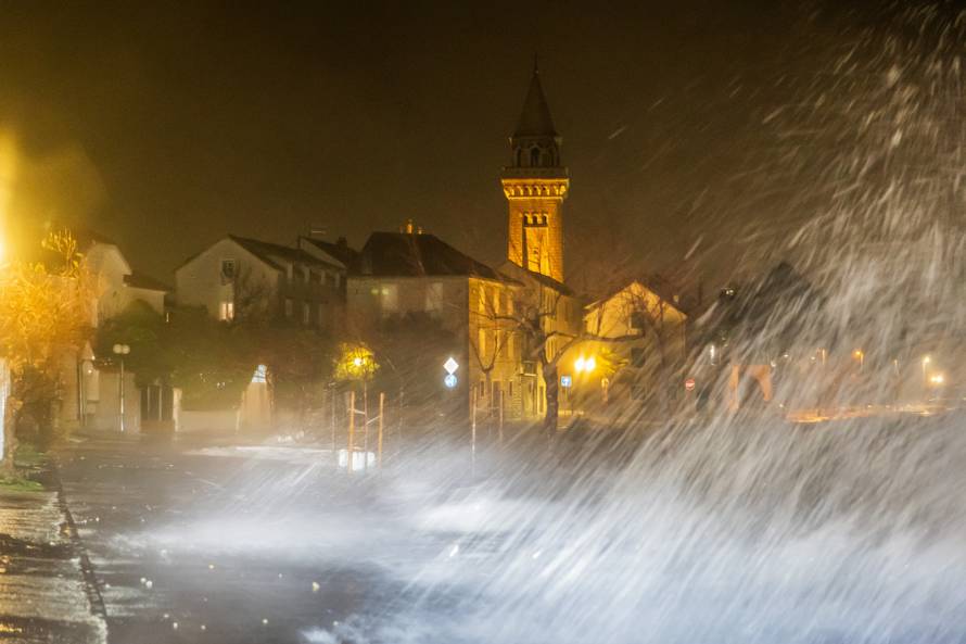 Kaštela: Ciklonalna plima poplavila rivu i okolne ulice