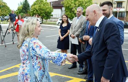 Bačić u Sisku uručio ključeve privremenih stanova: 'Zgrade su svjedok jednog vremena'