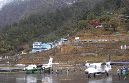 Pad aviona u Nepalu od 19 ljudi preživio je samo pilot